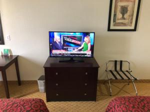 TV a/nebo společenská místnost v ubytování Days Inn & Suites by Wyndham Conroe North