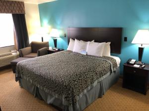 Postel nebo postele na pokoji v ubytování Days Inn & Suites by Wyndham Conroe North