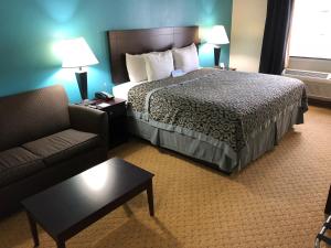 Postel nebo postele na pokoji v ubytování Days Inn & Suites by Wyndham Conroe North