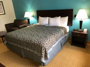 Postel nebo postele na pokoji v ubytování Days Inn & Suites by Wyndham Conroe North