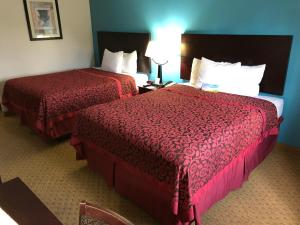 Postel nebo postele na pokoji v ubytování Days Inn & Suites by Wyndham Conroe North