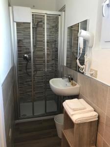 bagno con doccia, lavandino e servizi igienici di Hotel Cambogia a Zibido San Giacomo