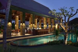 Der Swimmingpool an oder in der Nähe von The Samaya Seminyak Bali