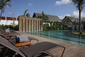 Der Swimmingpool an oder in der Nähe von The Samaya Seminyak Bali