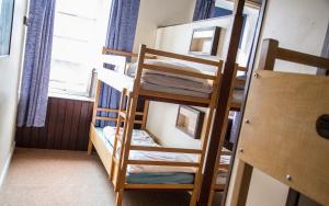 Palanda nebo palandy na pokoji v ubytování Kirkby Stephen Hostel