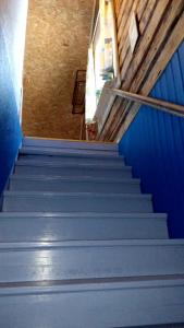 una escalera en una casa con paredes azules y techos azules en Villa Moni, en Lungsjön