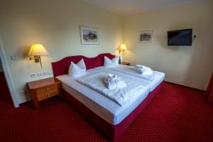 Postel nebo postele na pokoji v ubytování Hotel Hafen Hitzacker - Elbe