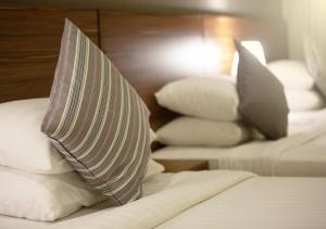 
سرير أو أسرّة في غرفة في فندق الصفوة رويال اوركيد
