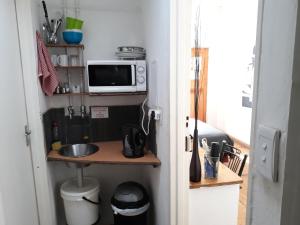 Η κουζίνα ή μικρή κουζίνα στο Serenity Guesthouse