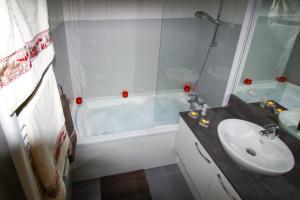 a bathroom with a sink and a tub and a toilet at Time to Ski - La Niche in Sainte-Foy-Tarentaise