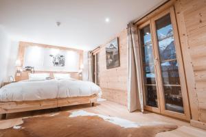 Llit o llits en una habitació de Lifestyle Rooms & Suites by Beau-Séjour