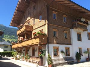 um grande edifício com flores nas varandas em Ferienwohnung Angerer em Stumm