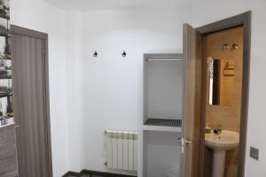 łazienka z umywalką i toaletą w obiekcie Hostal Abril Madrid w Madrycie