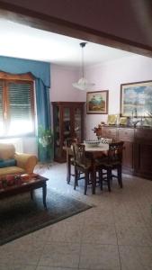 salon ze stołem i kanapą w obiekcie Vacanze a Loceri w mieście Loceri