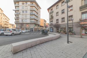 una strada con auto parcheggiate sul lato della strada di Apartment Pink21 a Firenze