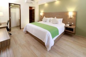 Ένα ή περισσότερα κρεβάτια σε δωμάτιο στο Wyndham Garden Monterrey Valle Real +44 φωτογραφίες