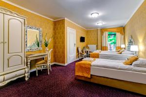 Łóżko lub łóżka w pokoju w obiekcie ROYAL PALACE Centrum Bankietowe