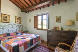 Un pat sau paturi într-o cameră la Casale Lombriciano
