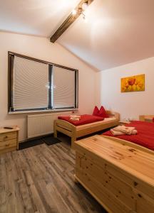 アイゼナハにあるFerienhaus Little Rennsteigのベッド2台と窓が備わる客室です。