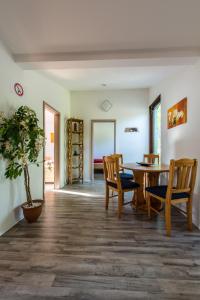 comedor con mesa, sillas y maceta en Ferienhaus Little Rennsteig, en Eisenach