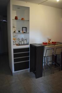cocina con barra y barra en una habitación en Departamentos en Salta en Salta