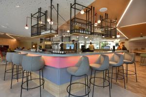 The lounge or bar area at Novotel Wavre Brussels East