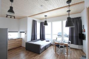1 dormitorio con 1 cama, mesa y sillas en Blue View Cabin 4A With private hot tub, en Reykholt