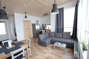 sala de estar con sofá y mesa en Blue View Cabin 4A With private hot tub, en Reykholt