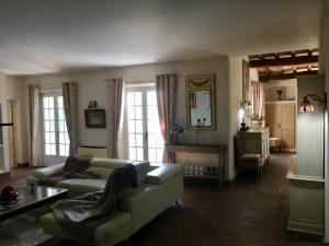 Posezení v ubytování BASTIDE DE L' ORANGERAIE