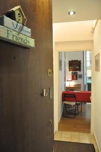 ローマにあるPorta Pia Apartmentのテーブル付きの部屋へとつながるドア