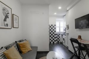 uma sala de estar com um sofá e uma mesa em City Escape- Apartment In a Quiet Corner of the City em Lisboa
