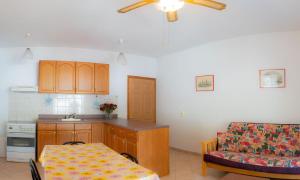 Dapur atau dapur kecil di Valsamis Villa Apartments