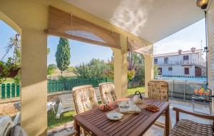 - une table et des chaises en bois sur une terrasse avec vue dans l'établissement Villa Luck, à Veleniki