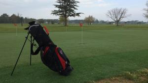 a bag sitting on top of a golf course at Chambre d'hôtes et Spa de la Presqu'île in La Faute-sur-Mer