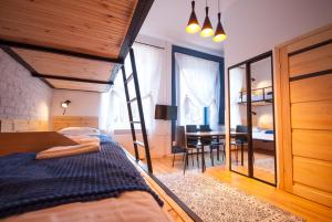 シュツァブノ・ズドルイにあるFranciszek przy Parku Szwedzkimのベッドルーム1室(ベッド1台付)、ダイニングルームが備わります。