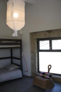 1 dormitorio con litera y ventana en Le Tire Bouchon en Maraussan