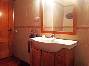 a bathroom with a sink and a mirror at Apartamento dúplex Esterri d'Aneu in Esterri d'Àneu