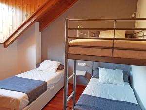 エステリ・ダネウにあるApartamento dúplex Esterri d'Aneuの二段ベッド2組(階段付)が備わる客室です。