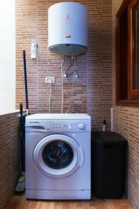 ラス・ガジェタスにあるTypical Canarian apartmentの- 洗濯機、乾燥機(照明付)