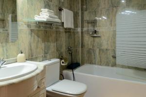 ラス・ガジェタスにあるTypical Canarian apartmentのバスルーム(洗面台、トイレ、バスタブ付)