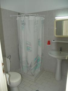 A bathroom at Kontessa Apartments