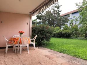 アスコナにあるAscona Residenza Principessaの庭園付きのパティオ(テーブル、椅子付)