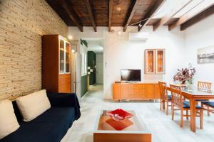 Zdjęcie z galerii obiektu Precioso apartamento en el casco antiguo de Triana w Sewilli