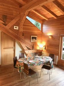 - une salle à manger avec une table et des chaises dans une cabine dans l'établissement Appartement Arolles, à Chamonix-Mont-Blanc