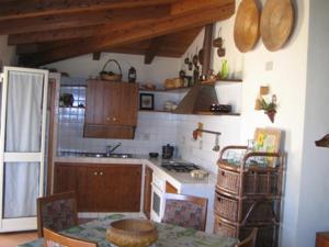 eine Küche mit einem Tisch und einer Arbeitsplatte in der Unterkunft La Panoramica in Scoglitti