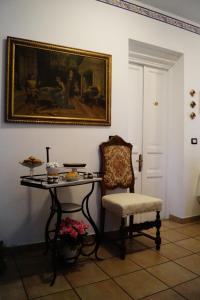 una habitación con una mesa, una silla y una pintura en Bed And Breakfast Il Garoch, en Strevi