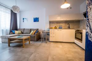 Kuchyňa alebo kuchynka v ubytovaní FUDA APARTAMENT BRUKSELSKA 11 + 3 fotografie