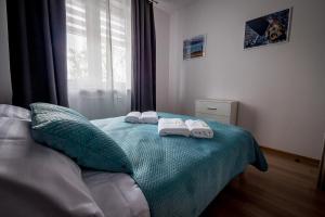 um quarto com uma cama com toalhas em FUDA APARTAMENT BRUKSELSKA 11 em Gorzów Wielkopolski