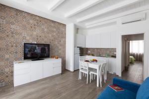 コンヴェルサーノにあるDimora Quattro Fontaneのキッチン、リビングルーム(テレビ、テーブル付)