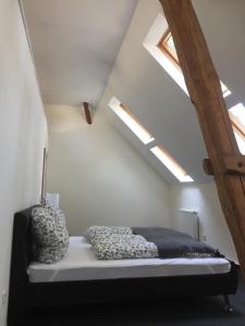 Schlafzimmer mit einem Bett im Dachgeschoss mit Oberlichtern in der Unterkunft Haus Grotheer in Beverstedt